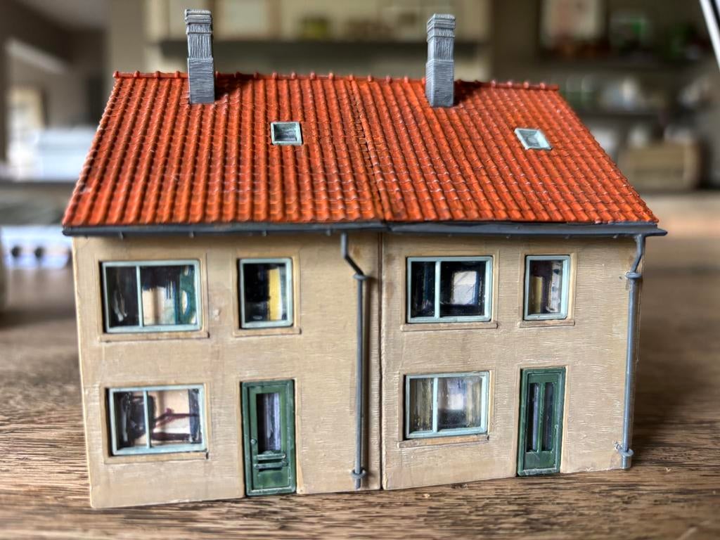 Faller B-228 rijhuizen – afgewerkt straatbeeld (HO), Hobby en Vrije tijd, Modeltreinen | H0, Overige merken, Gelijkstroom of Wisselstroom