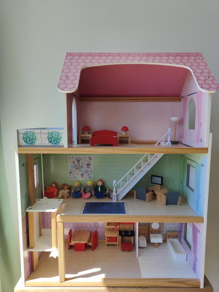 Groot houten poppenhuis met meubels en poppen, Verzamelen, Poppenhuizen en Toebehoren, Zo goed als nieuw, Poppenhuis, Ophalen of Verzenden