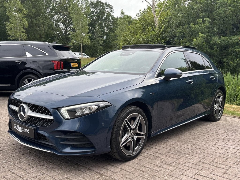 Mercedes-Benz A-klasse 250 e AMG Line 217 PK | Panoramadak |, Auto's, Mercedes-Benz, Gebruikt, Euro 6, 4 cilinders, 16 kWh