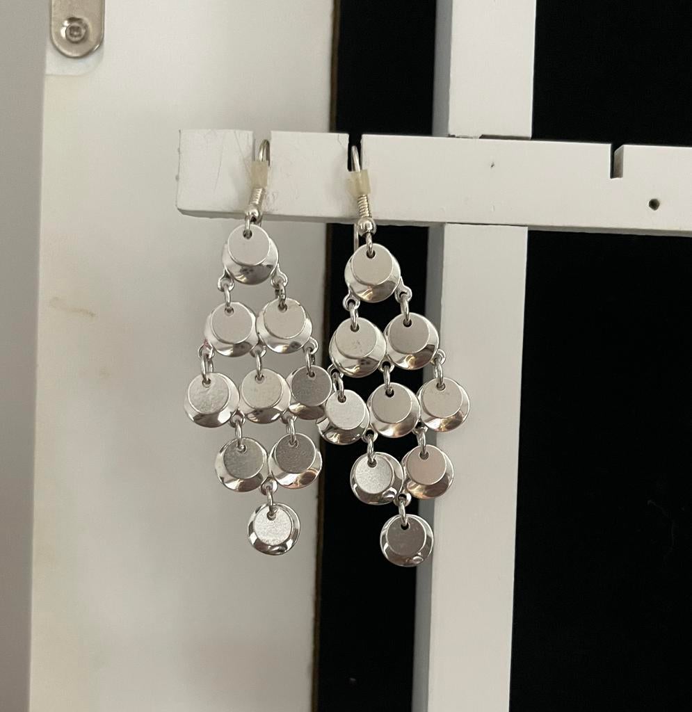 Oorbellen met muntjes, zilverkleurig, Overige materialen, Hangers, Ophalen of Verzenden, Zo goed als nieuw