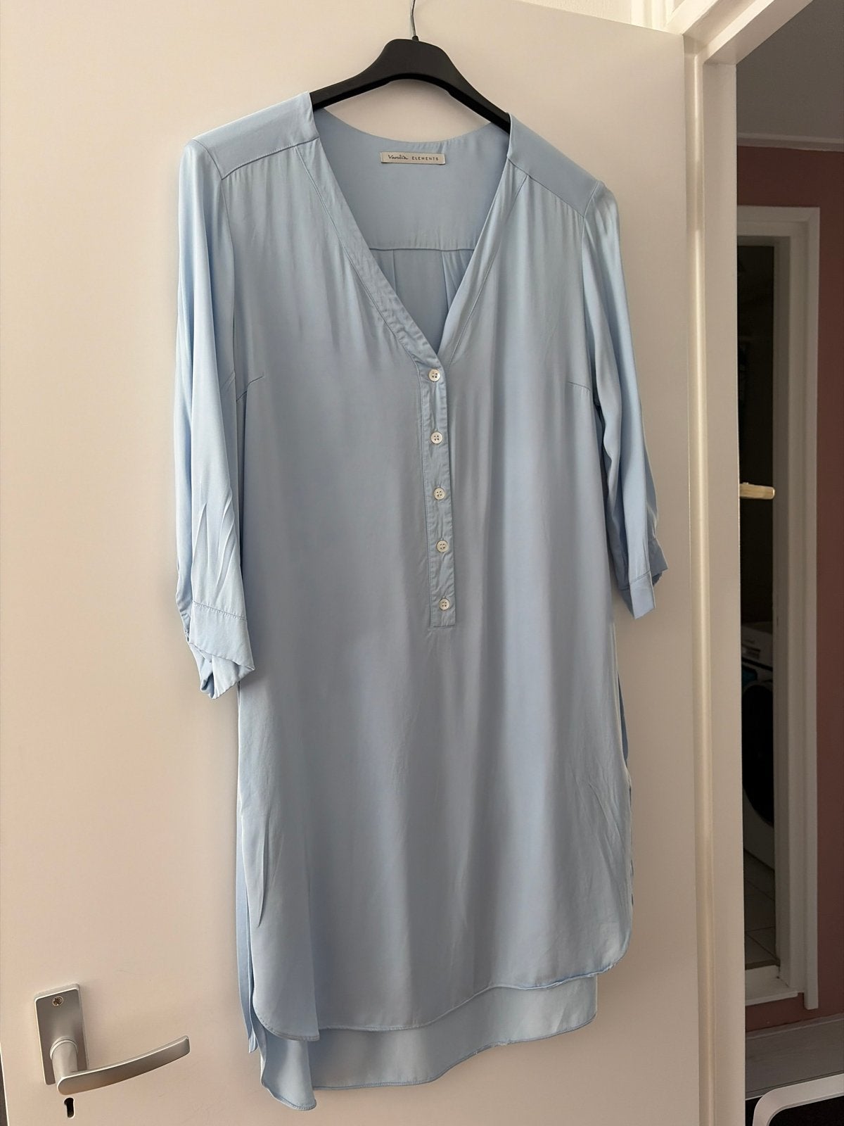Vanilia Elements Lichtblauwe Jurk Maat M, Kleding | Dames, Jurken, Zo goed als nieuw, Maat 38/40 (M), Blauw, Boven de knie, Ophalen of Verzenden