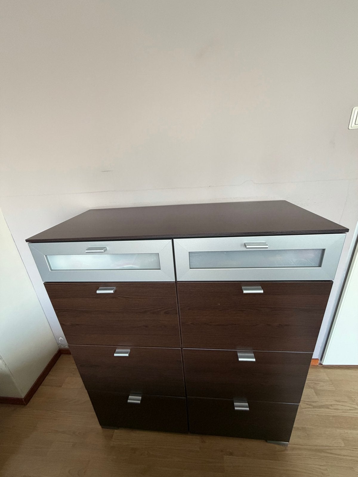 Donkerbruine ladekast met 6 laden en glazen accenten, Huis en Inrichting, Kasten | Ladekasten, Ophalen, Gebruikt, 5 laden of meer