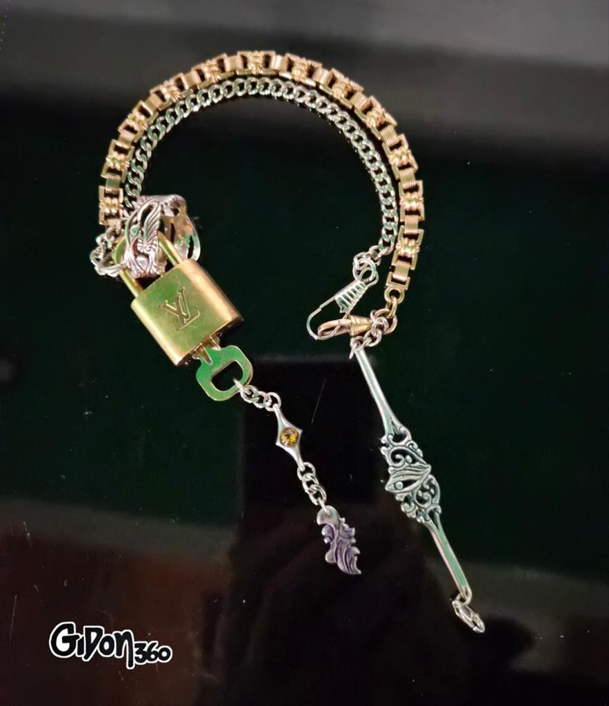 Antique Victorian gold plated chain, Louis Vuitton lock, Verzenden, Gebruikt, Goud, Zilver