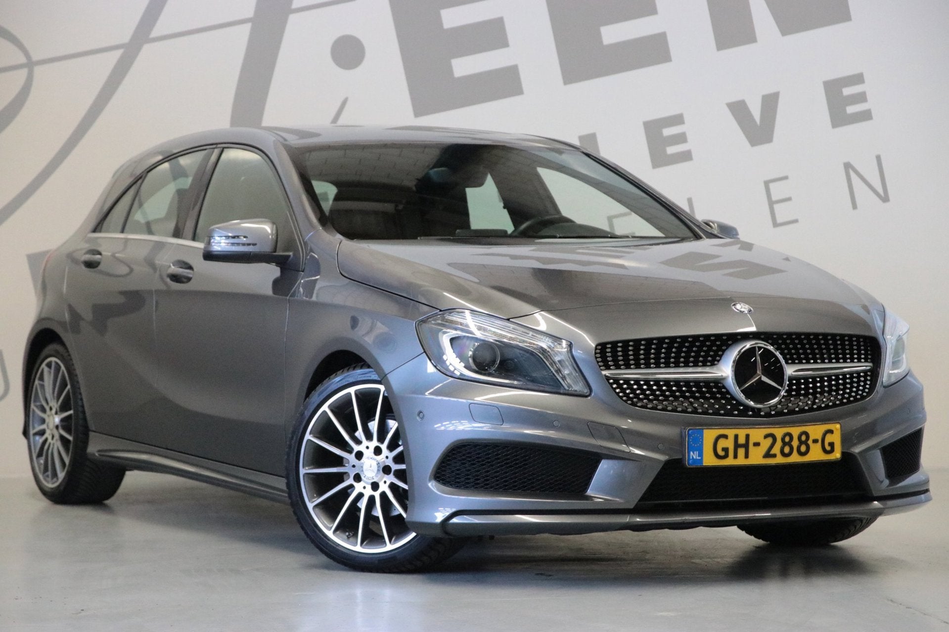 Mercedes-Benz A-klasse 180 AMG-styling/NAP/Origineel NL, Voorwielaandrijving, Gebruikt, 4 cilinders, Leder en Stof