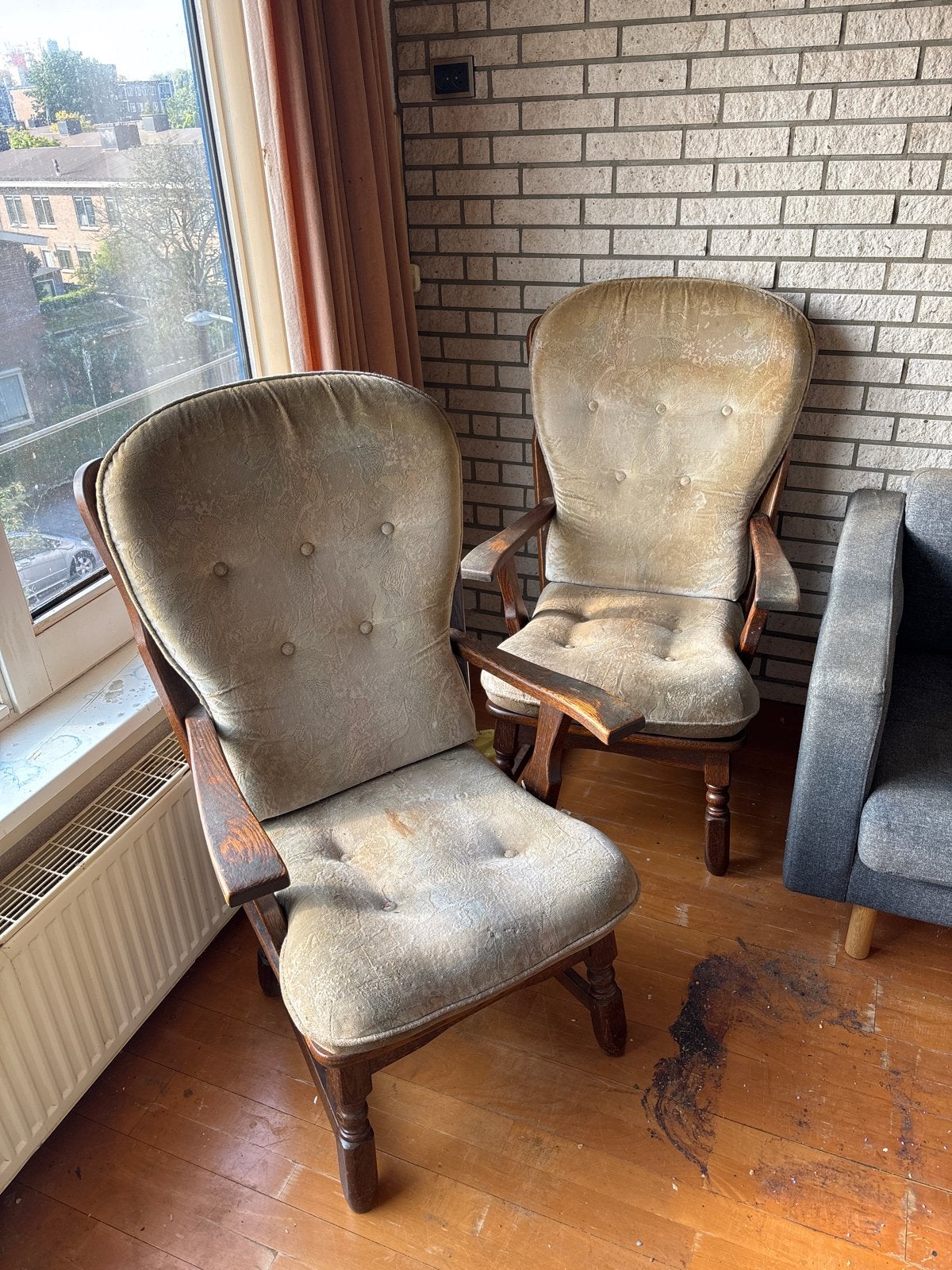 Gratis Twee vintage fauteuils met houten frame, Antiek en Kunst, Ophalen of Verzenden