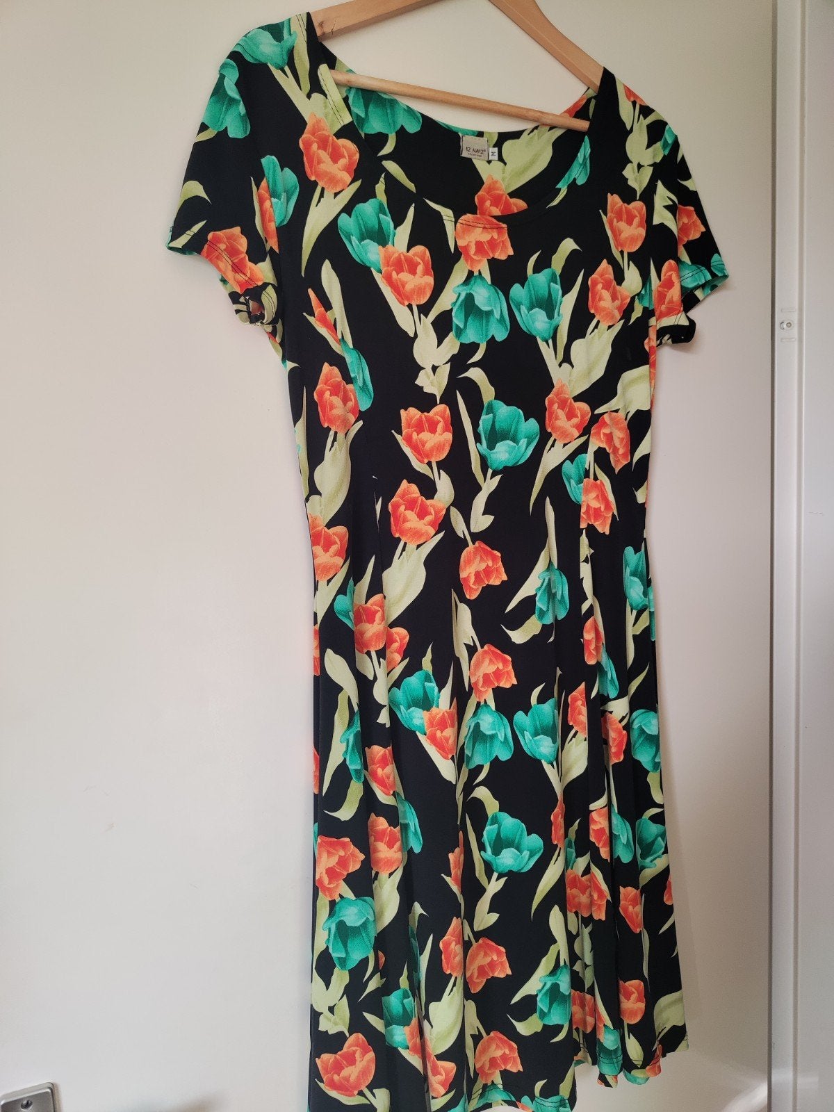 Vrolijke jurk met tulpen print maat M, Iz Naiz, Ophalen, Gedragen, Maat 38/40 (M)