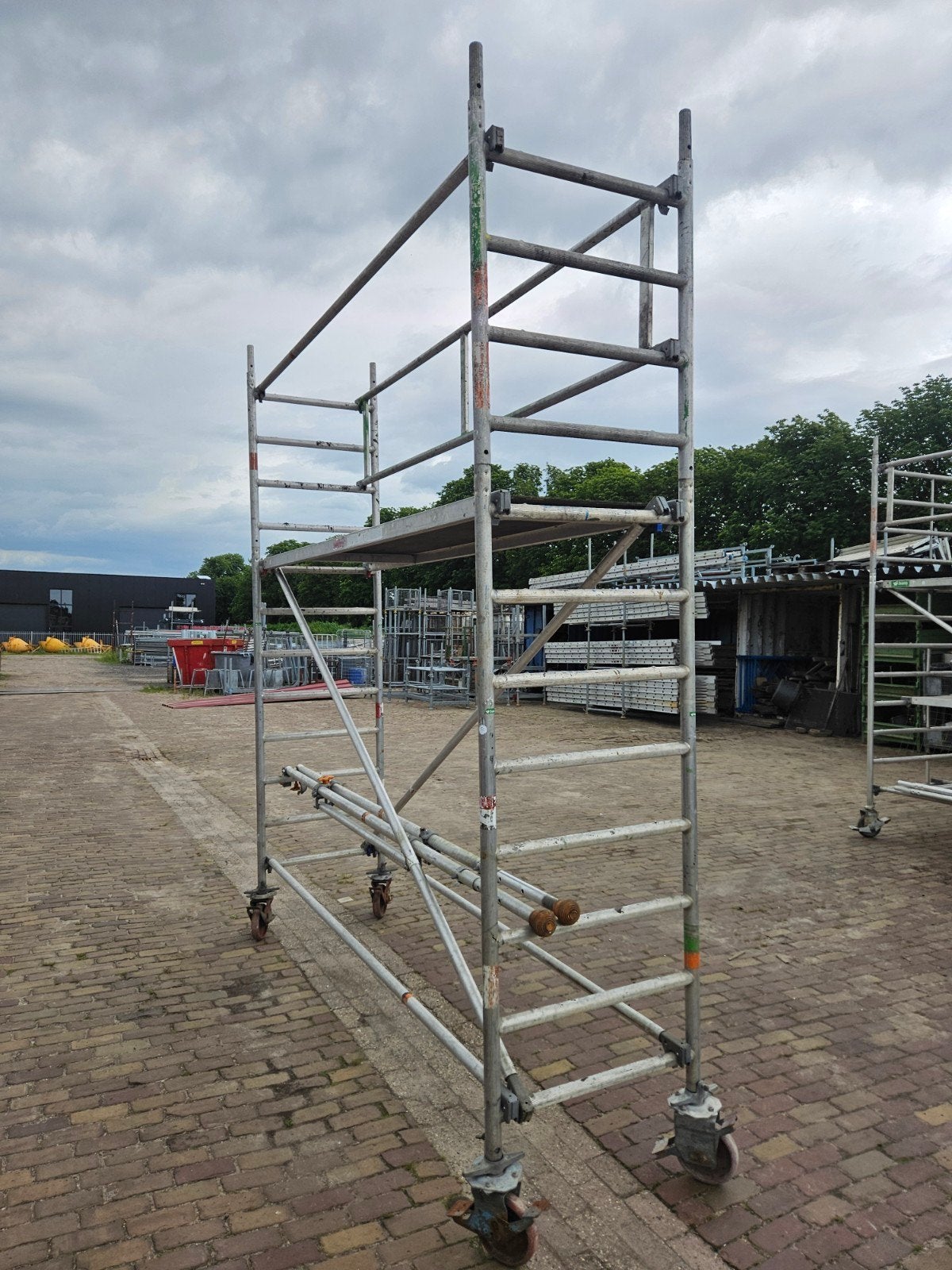 Layher smal rolsteiger 4 mtr werkhoogte (2 mtr stahoogte), Ophalen, 2 tot 5 meter, Gebruikt, .