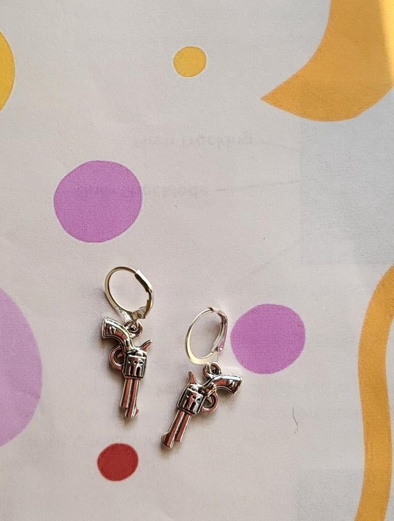 Zilverkleurige oorbellen in de vorm van pistolen, Overige materialen, Hangers, Nieuw, Ophalen of Verzenden