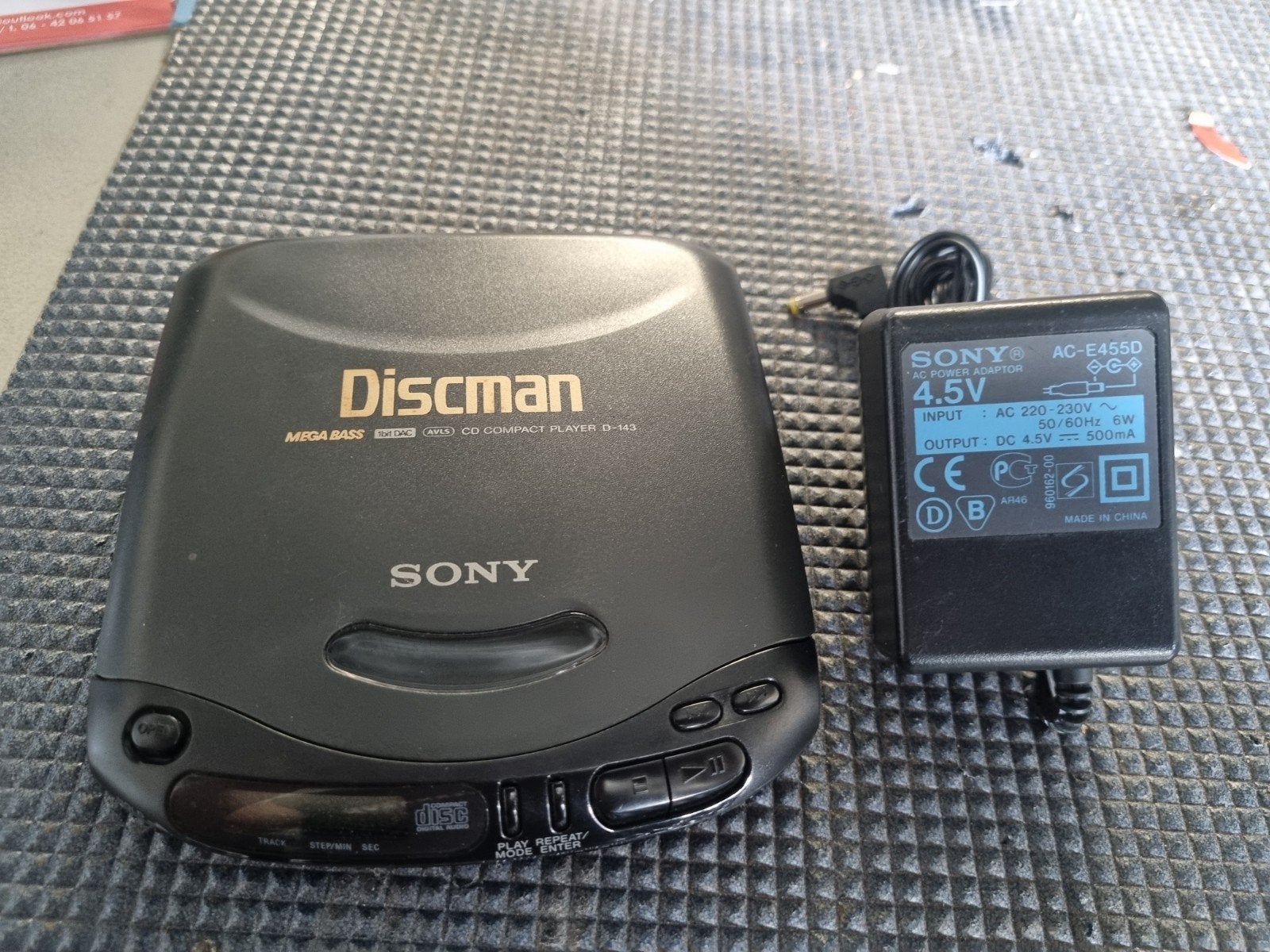 Sony Discman D-143 met Mega Bass en AC-adapter, Ophalen of Verzenden, Discman