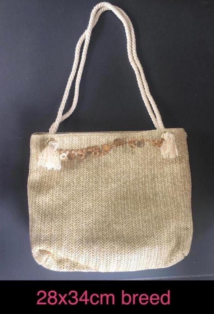 Leuke trendy stro tas met kwastjes en gouden details NIEUW, Ophalen of Verzenden, Nieuw, Beige, Handtas