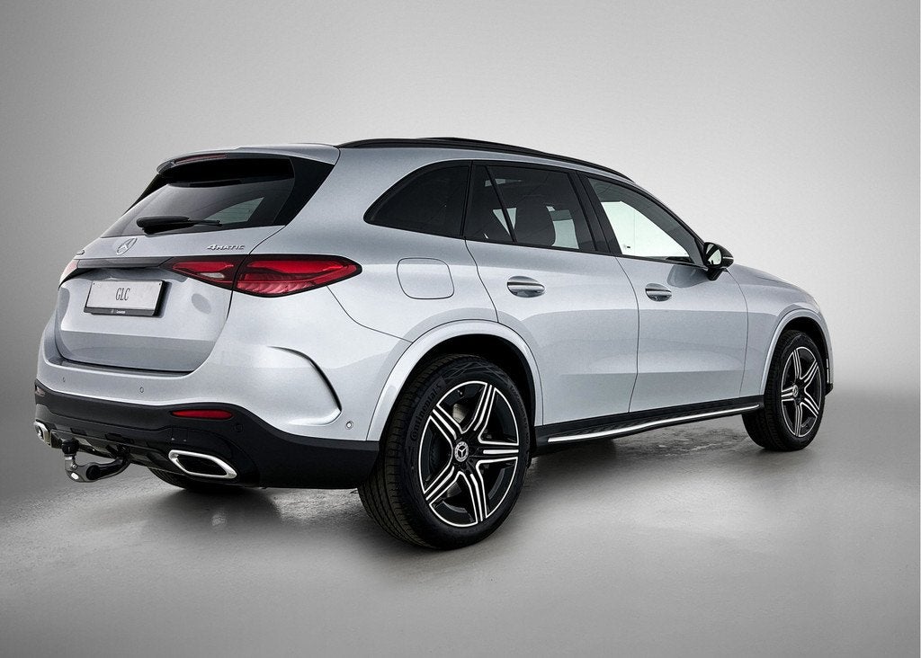Mercedes-Benz GLC 300e 4MATIC Business Solution AMG | Premiu, Auto's, Mercedes-Benz, Automaat, Zwart, 2255 kg, Plug-in hybride