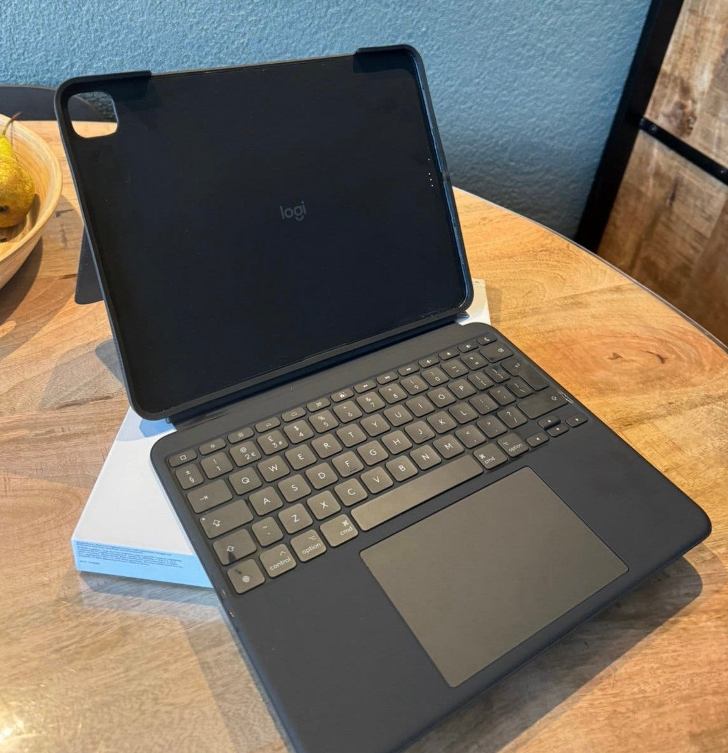 Logitech Combo Touch keyboard voor de iPad Pro 13 2024, Ophalen of Verzenden, Zo goed als nieuw, Bescherming voor- en achterkant