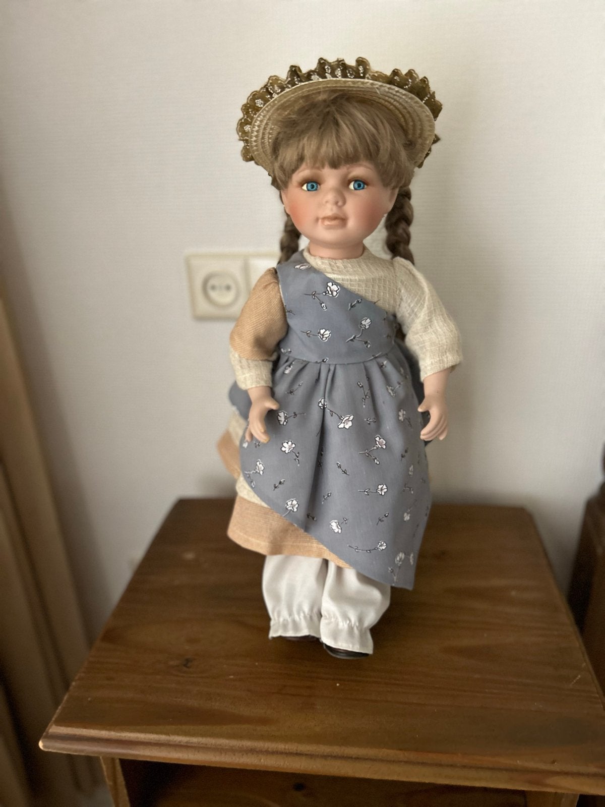Vintage porseleinen pop met strohoed en vlechtjes, Ophalen of Verzenden, Zo goed als nieuw, Overige typen