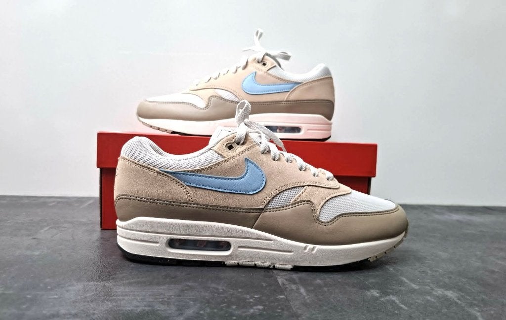 Nike Air Max 1 Light Bone/ Psychic Blue maat 45, Overige kleuren, Nike, Nieuw, Ophalen of Verzenden