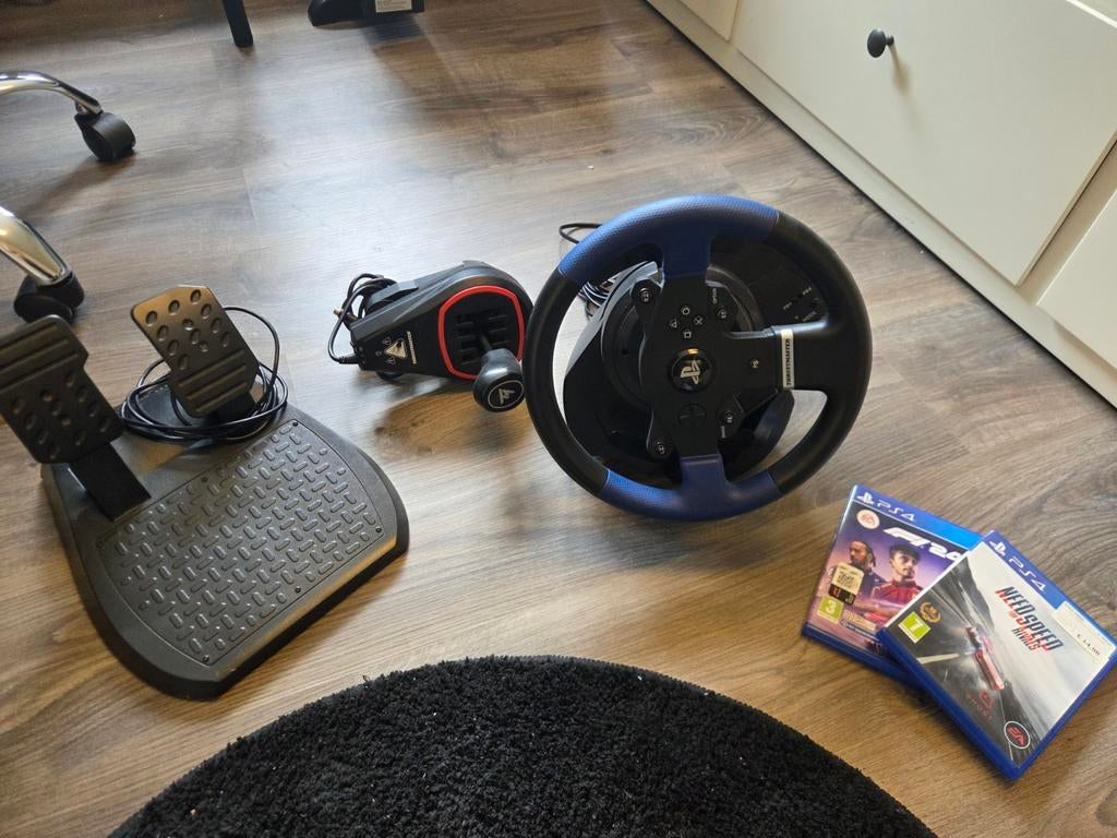 Thrustmaster t150 met pedaalen, kopeling en 2 race games, Ophalen, Zo goed als nieuw