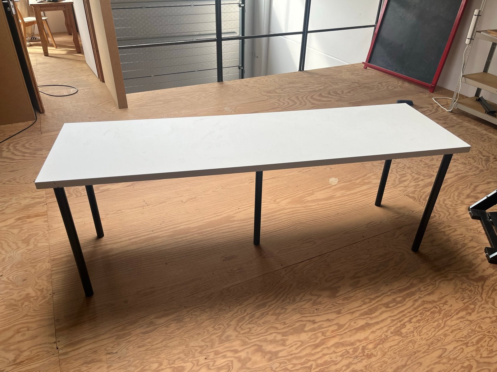 Ikea tafel met witte top en zwarte poten, Huis en Inrichting, Ophalen, Overige materialen, Gebruikt, 50 tot 100 cm