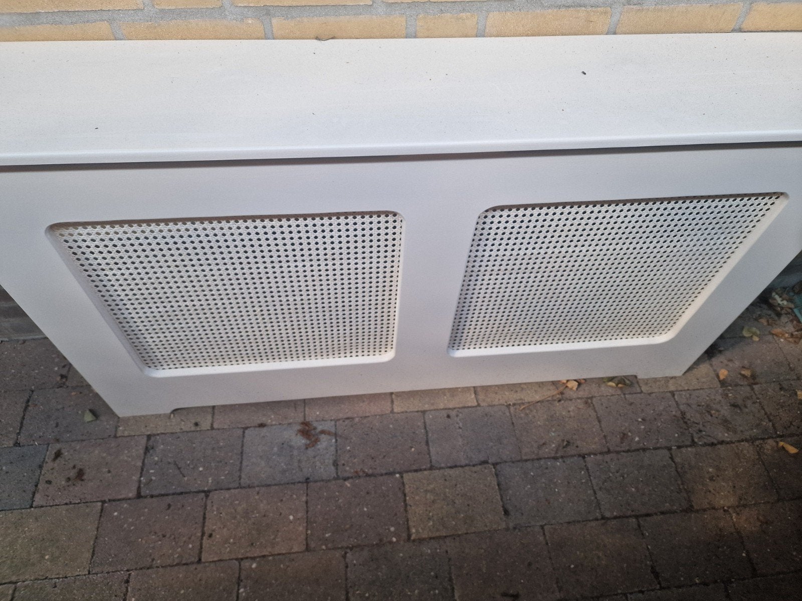 Witte radiatorombouw met vlechtwerk panelen, Ophalen, Gebruikt
