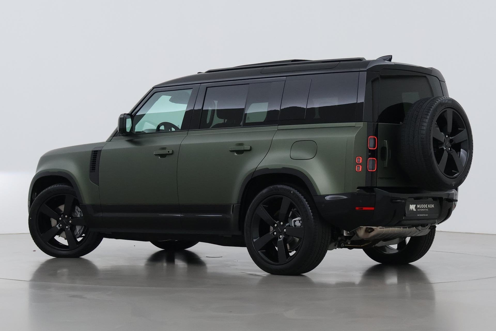 Land Rover Defender 110 P300e X-Dynamic HSE | SATIN | Luchtv, Automaat, Gebruikt, 4 cilinders, 150 min