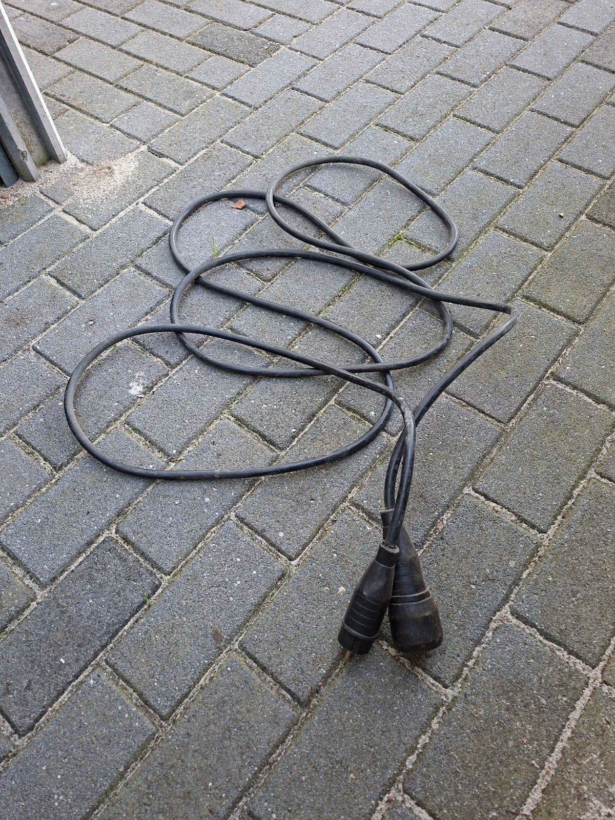 Zwarte verlengkabel met twee stekkers ongeveer 4 meter ,, Ophalen of Verzenden, Gebruikt, Overige merken, Kabel of Snoer