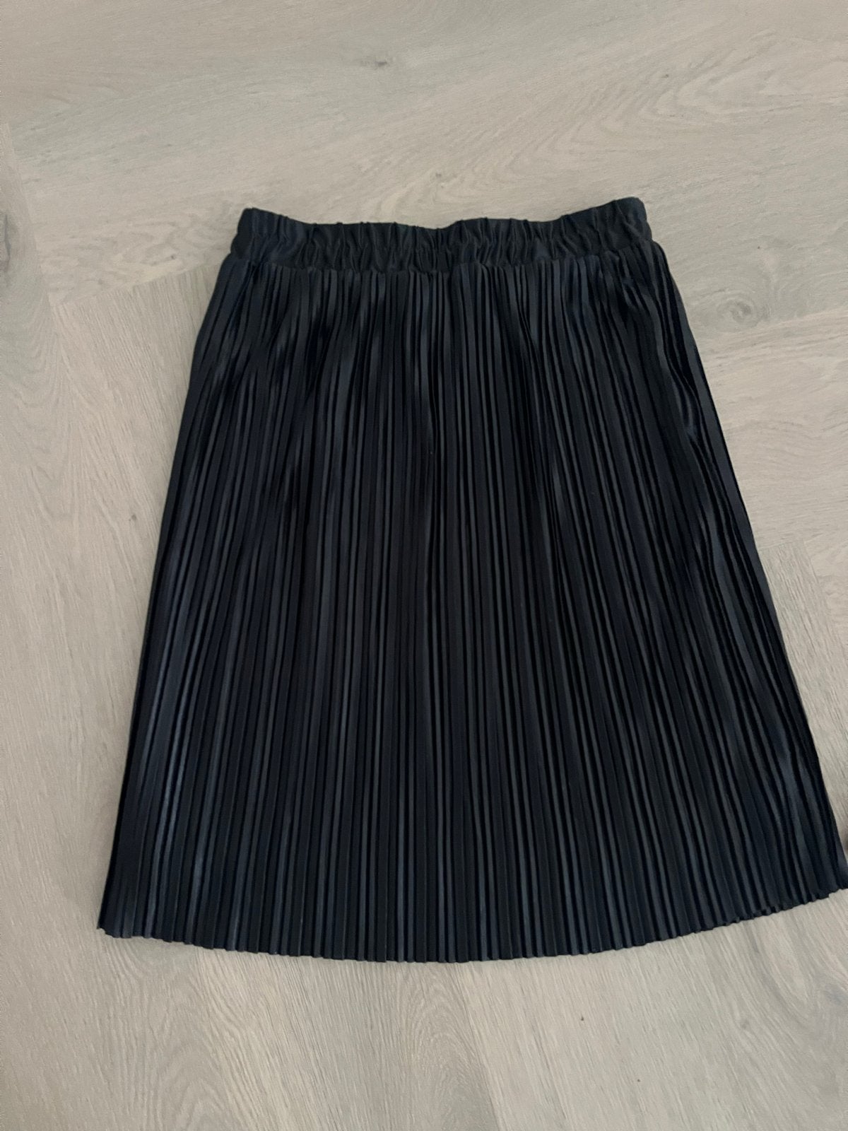 Zwarte geplooide rok van Costes Basic, maat XS, Zwart, Ophalen of Verzenden, Zo goed als nieuw, Knielengte