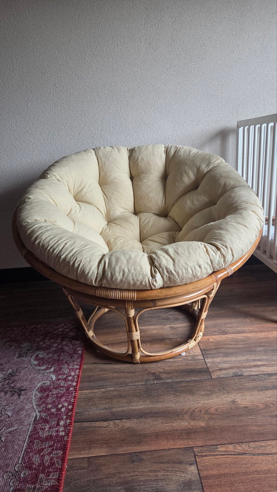 Papasan stoel met beige kussen - Rotan fauteuil, Huis en Inrichting, Stoelen, Overige kleuren, Stof, Zo goed als nieuw, Eén