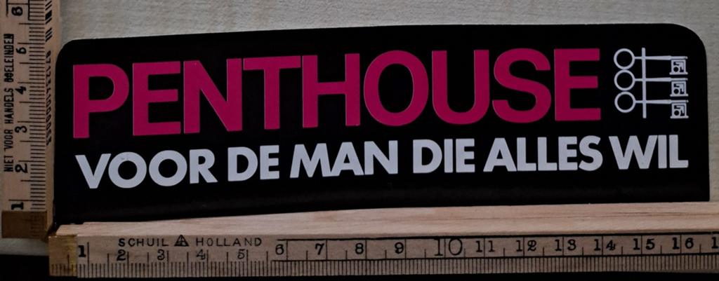 Vintage sticker Penthouse voor de man die alles wil. Paars, Ophalen of Verzenden