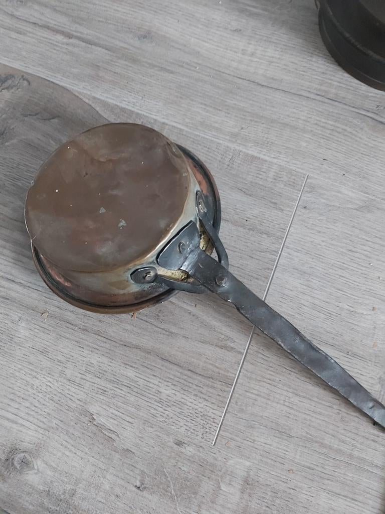 ANTIEKE HANDGESMEEDE KOPEREN PAN UIT CIRCA 1800 MET SIERIJZE, Ophalen, Minder dan 50 cm