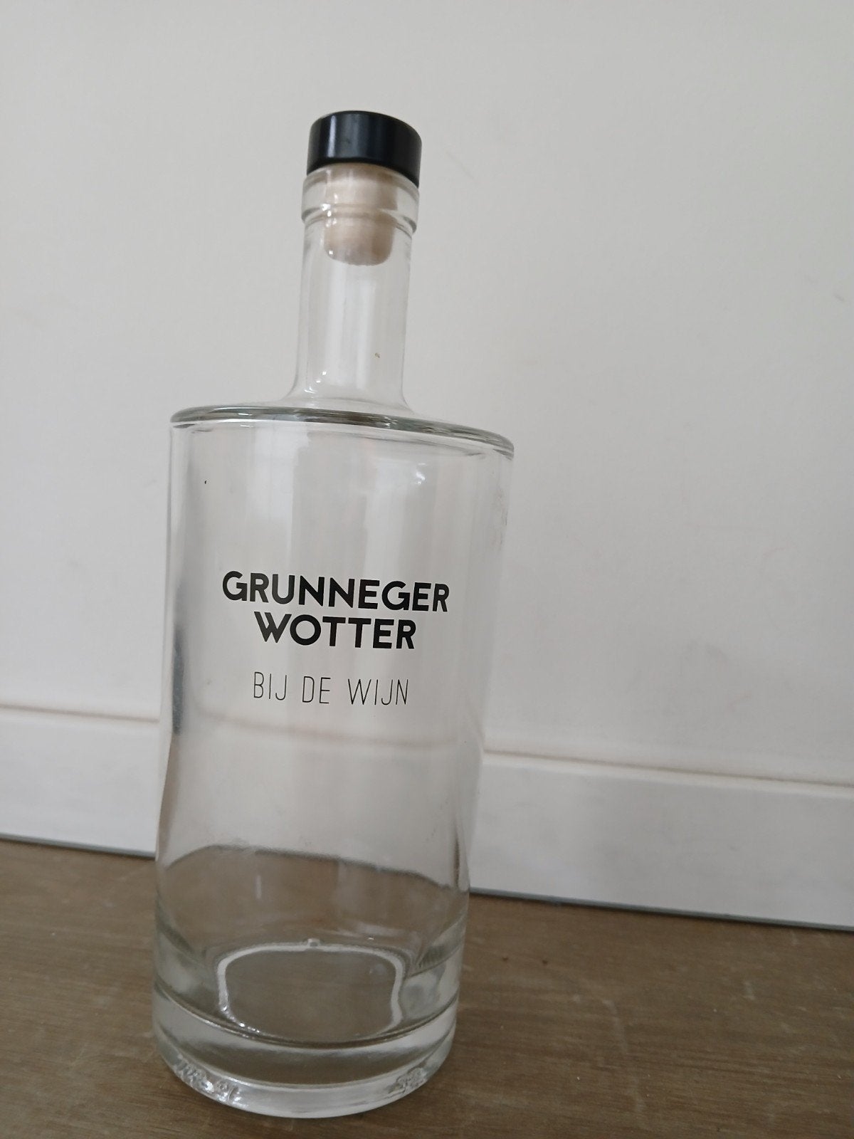 Karaaf Grunneger Wotter Bij De Wijn - Lege Fles, Ophalen of Verzenden, Zo goed als nieuw, Glas