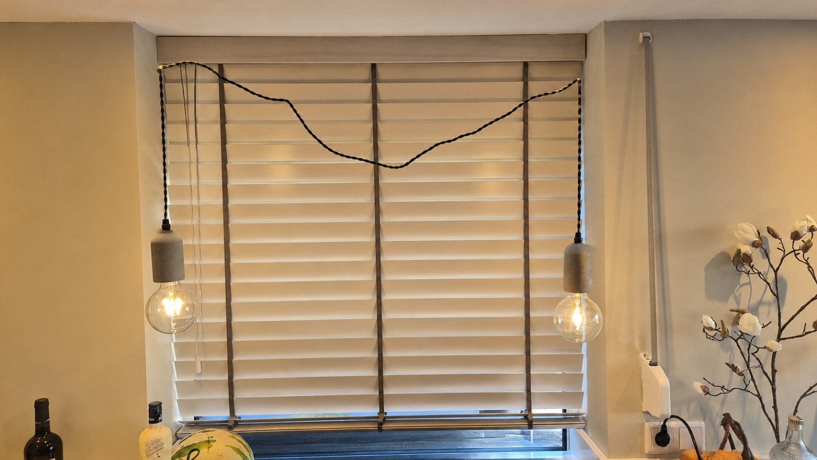 Industriële hanglampen met betonlook fitting (2 stuks), Overige materialen, Industrieel, Modern, Zo goed als nieuw, E27 (groot)
