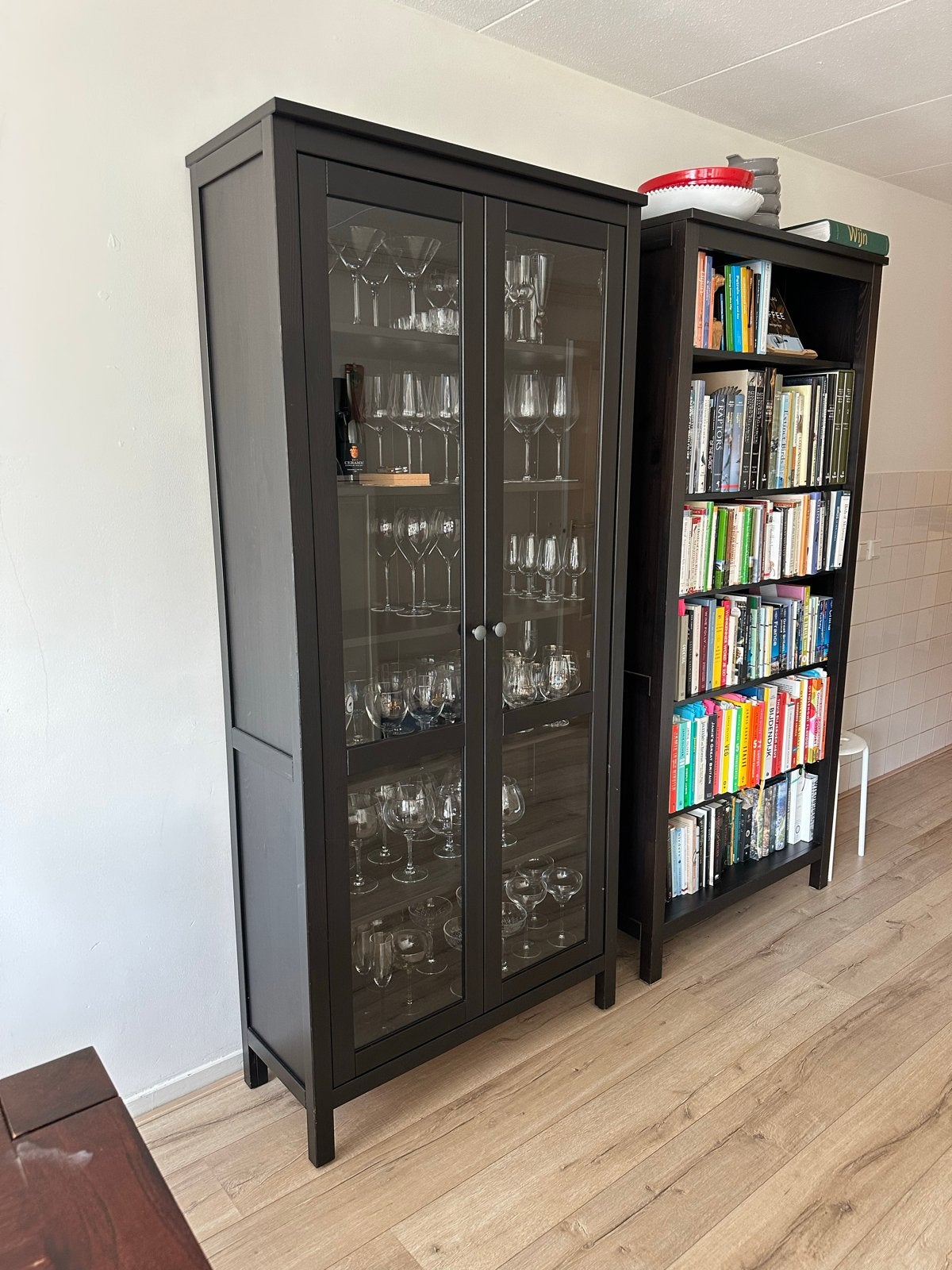 Ikea Hemnes Vitrinekast - Zwartbruin met Glazen Deuren, Ophalen, 50 tot 100 cm, Zo goed als nieuw, Modern