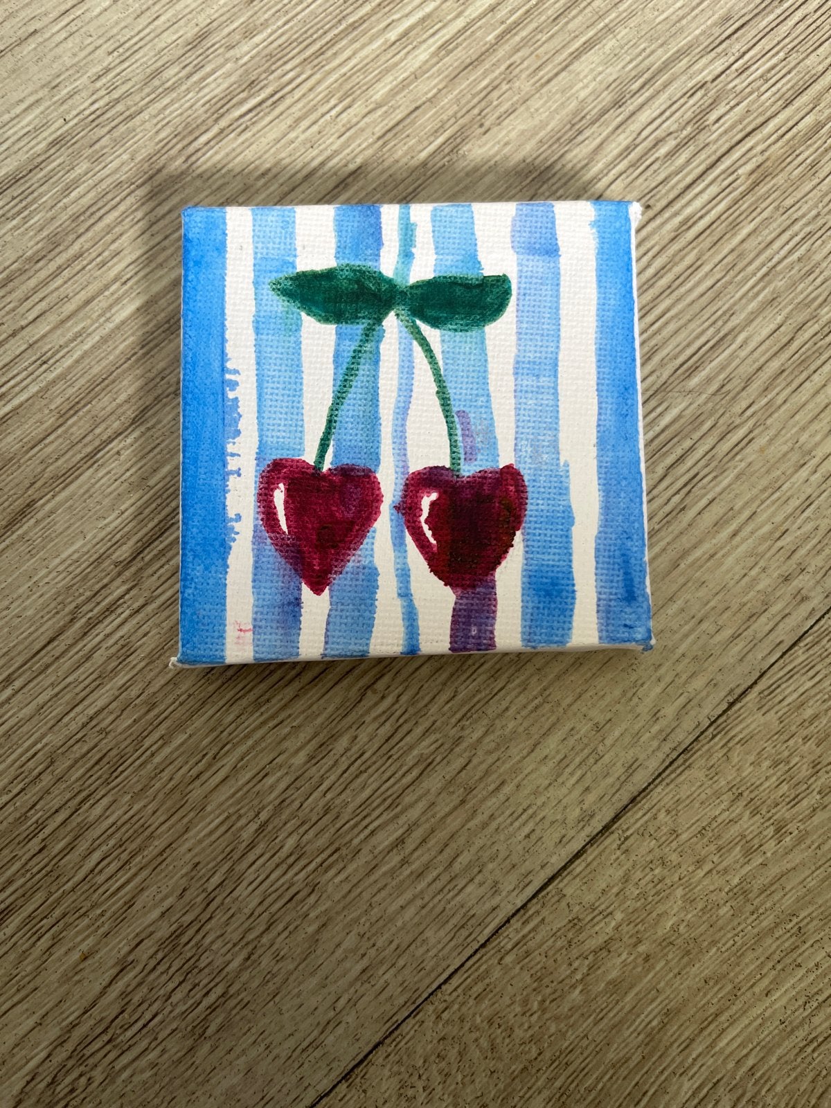 Kersen op blauw-wit gestreepte achtergrond - Acrylverf, Antiek en Kunst, Acrylverf, Stilleven, Handgeschilderd, Ophalen of Verzenden