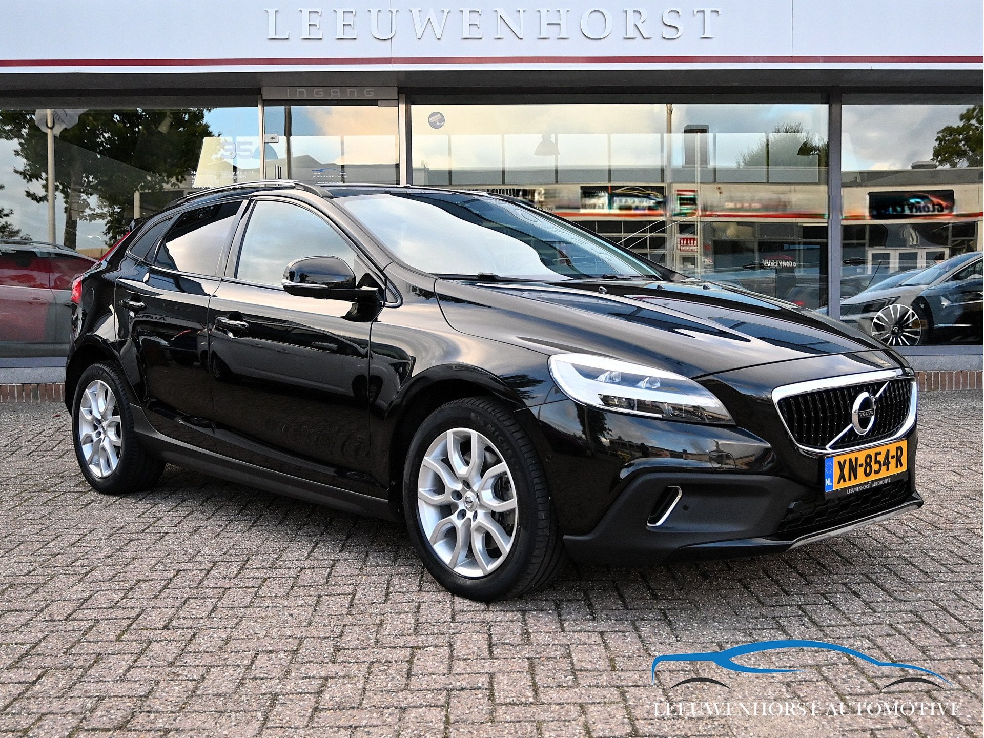 Volvo V40 Cross Country 1.5 T3 Polar+ Luxury AUTOMAAT, leer,, Euro 6, 4 cilinders, 700 kg, Zwart