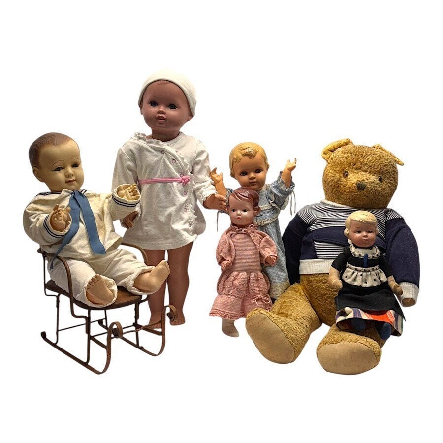 Vijf antieke poppen en één goedgeknuffelde teddybeer, Ophalen of Verzenden