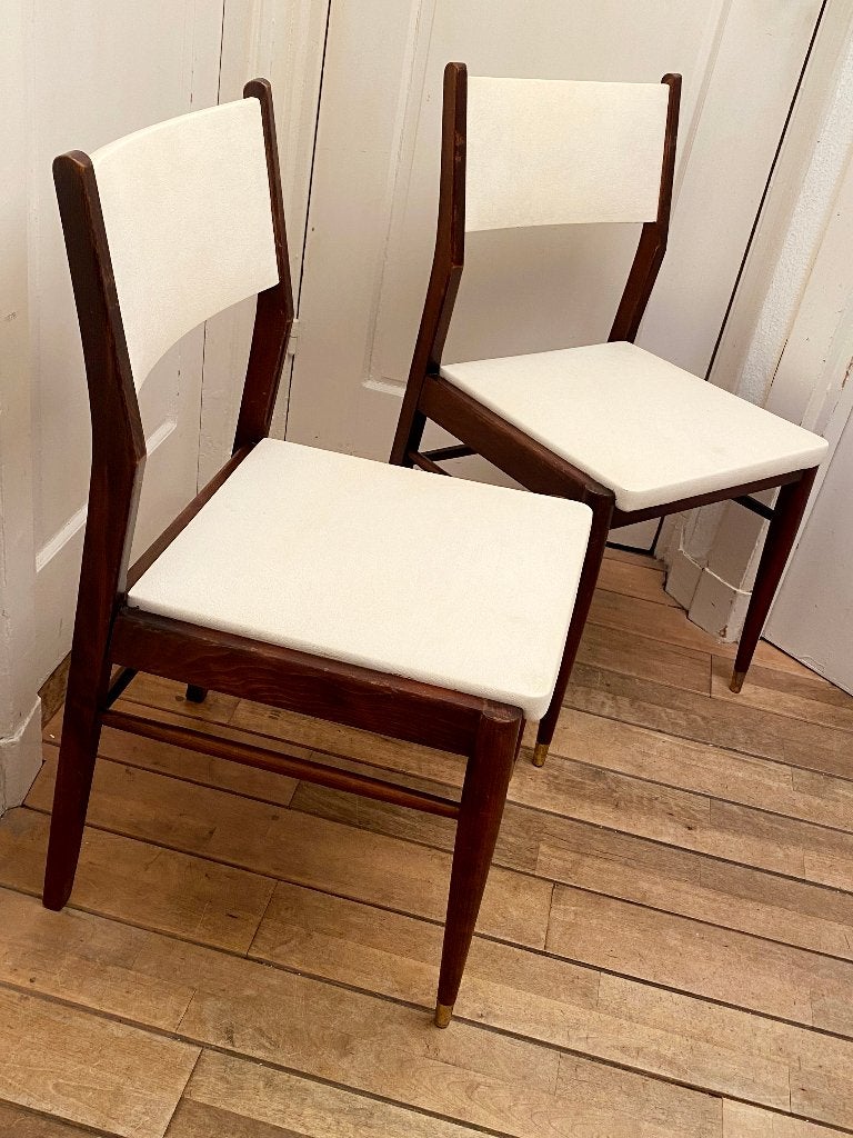 Twee vintage teak Mid-Century stoelen met witte skai/50s/60s, Huis en Inrichting, Stoelen, Gebruikt, Twee, Bruin, Mid-Century-Modern Scandinavisch