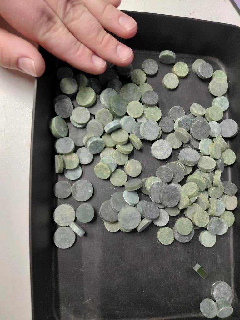 Lot met ongepolijste jade en onyx schijfjes, Ophalen of Verzenden