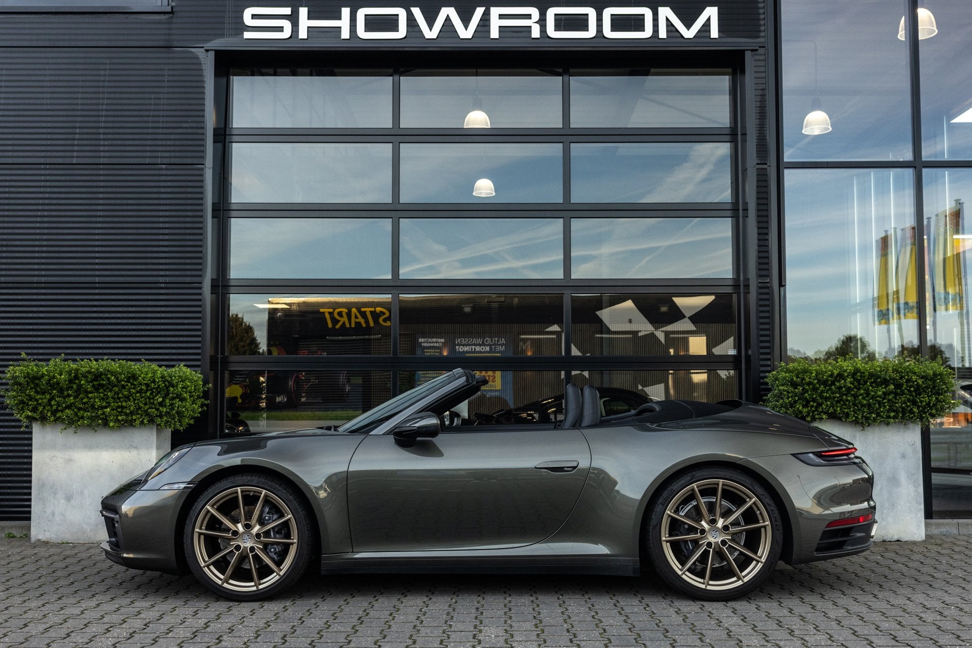 Porsche 911 Cabrio 992 3.0 Carrera, Aventurijn groen, PASM,, Automaat, Dealer onderhouden, Achterwielaandrijving, Gebruikt