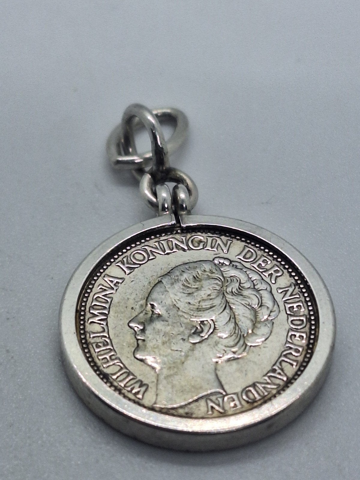 Zilveren Wilhelmina kwartje hanger - Stille Verzet 1941, Ophalen of Verzenden