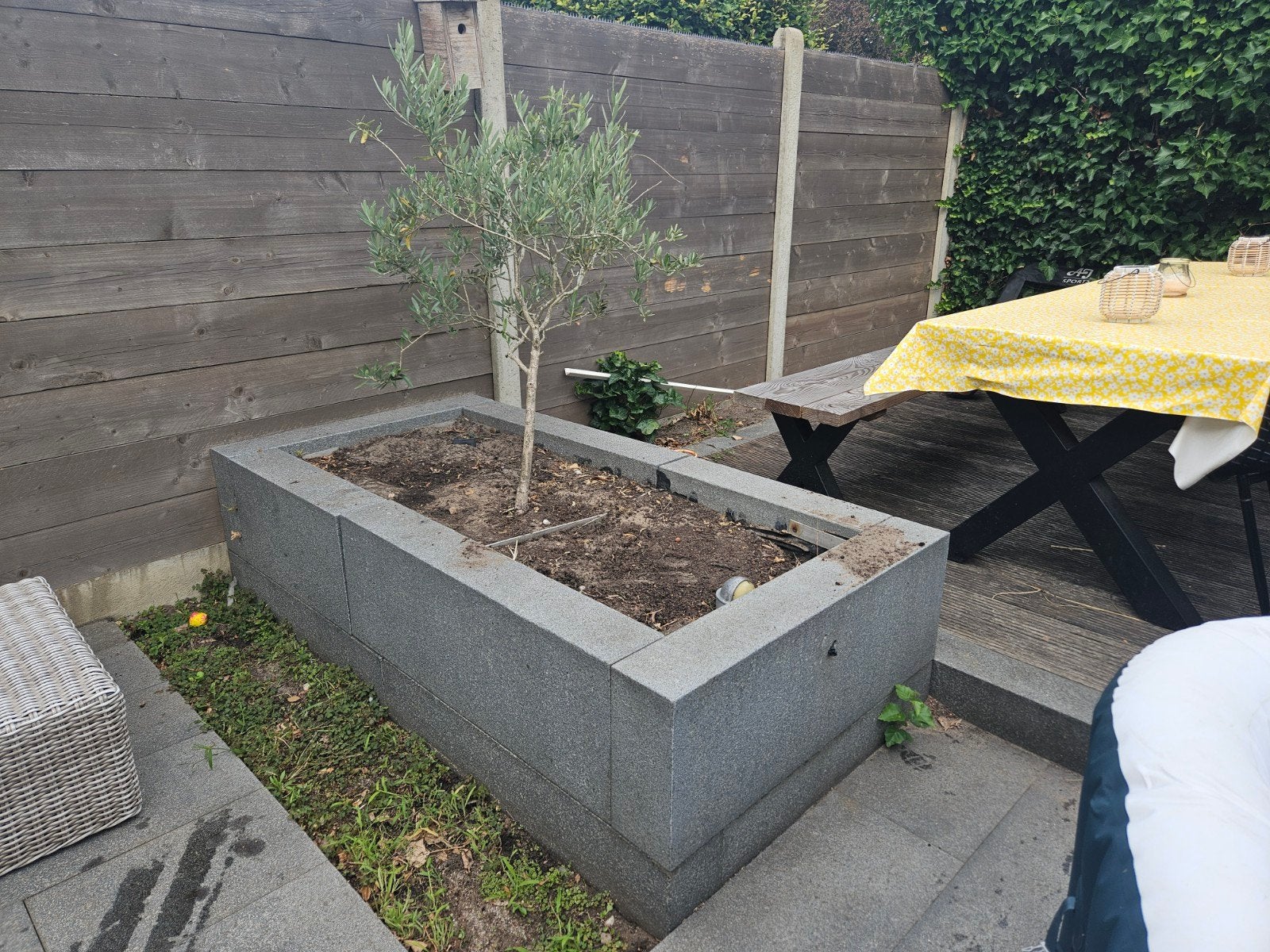 Gratis grote massief graniet plantenbak voor tuin, Tuin en Terras, Bloembakken en Plantenbakken, Ophalen, Overige materialen, Gebruikt