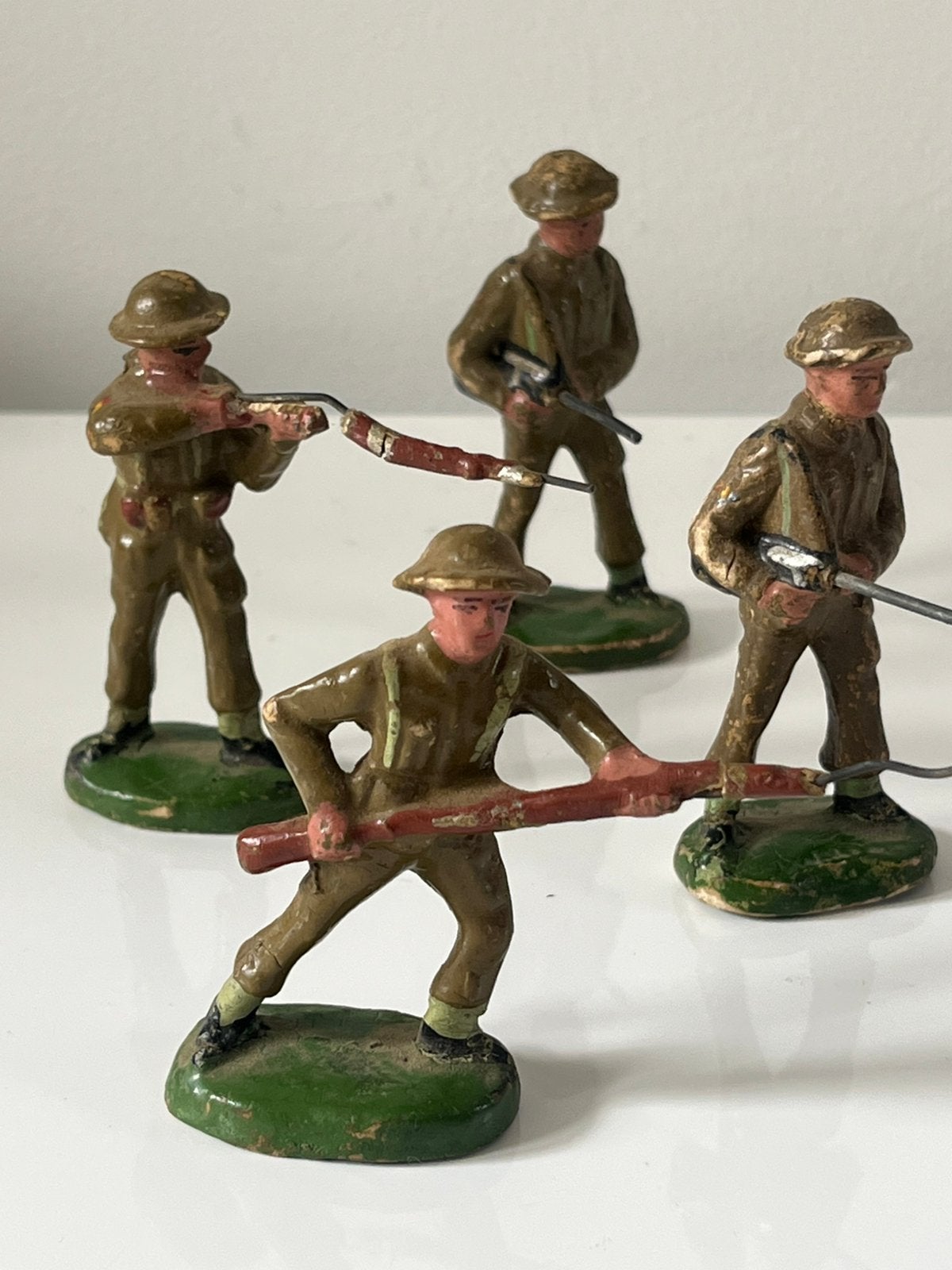 4 oude SOLIDO België compositie speelgoed soldaten, Verzenden