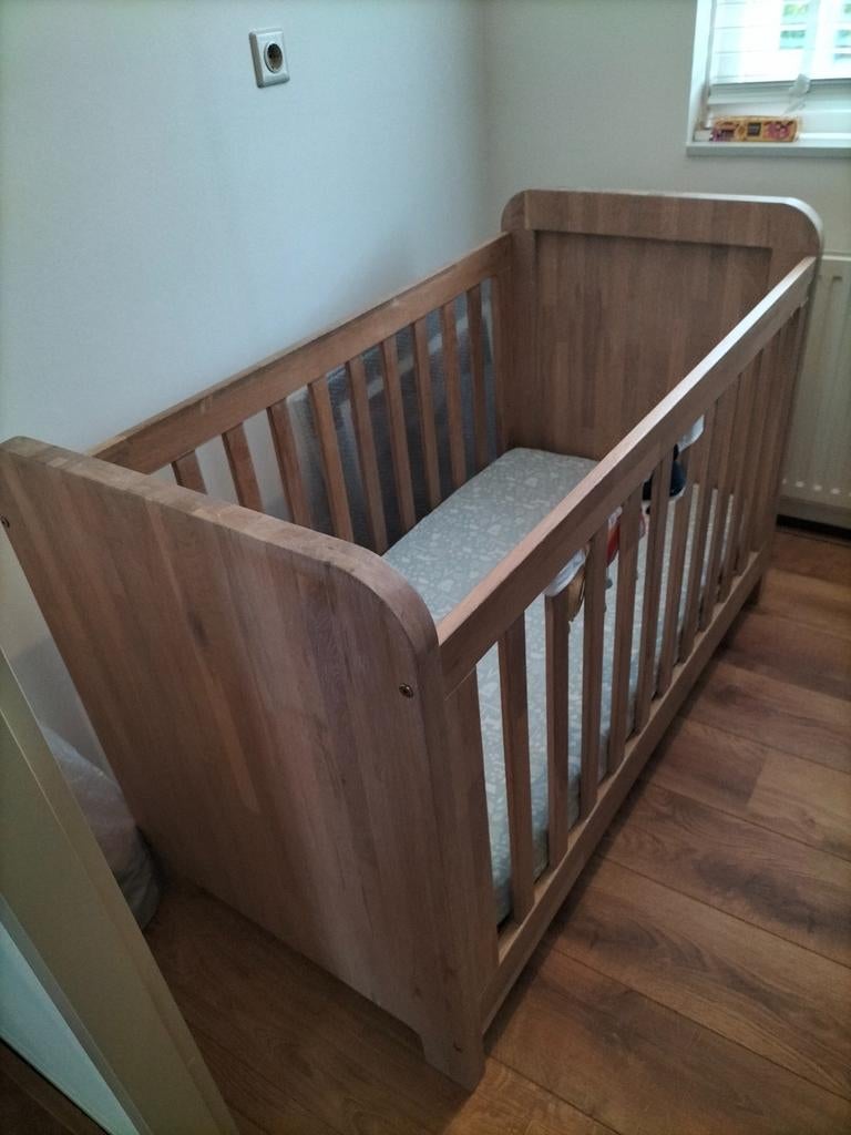 Houten babybed van Woood Furniture, Ophalen of Verzenden, Gebruikt, Ledikant