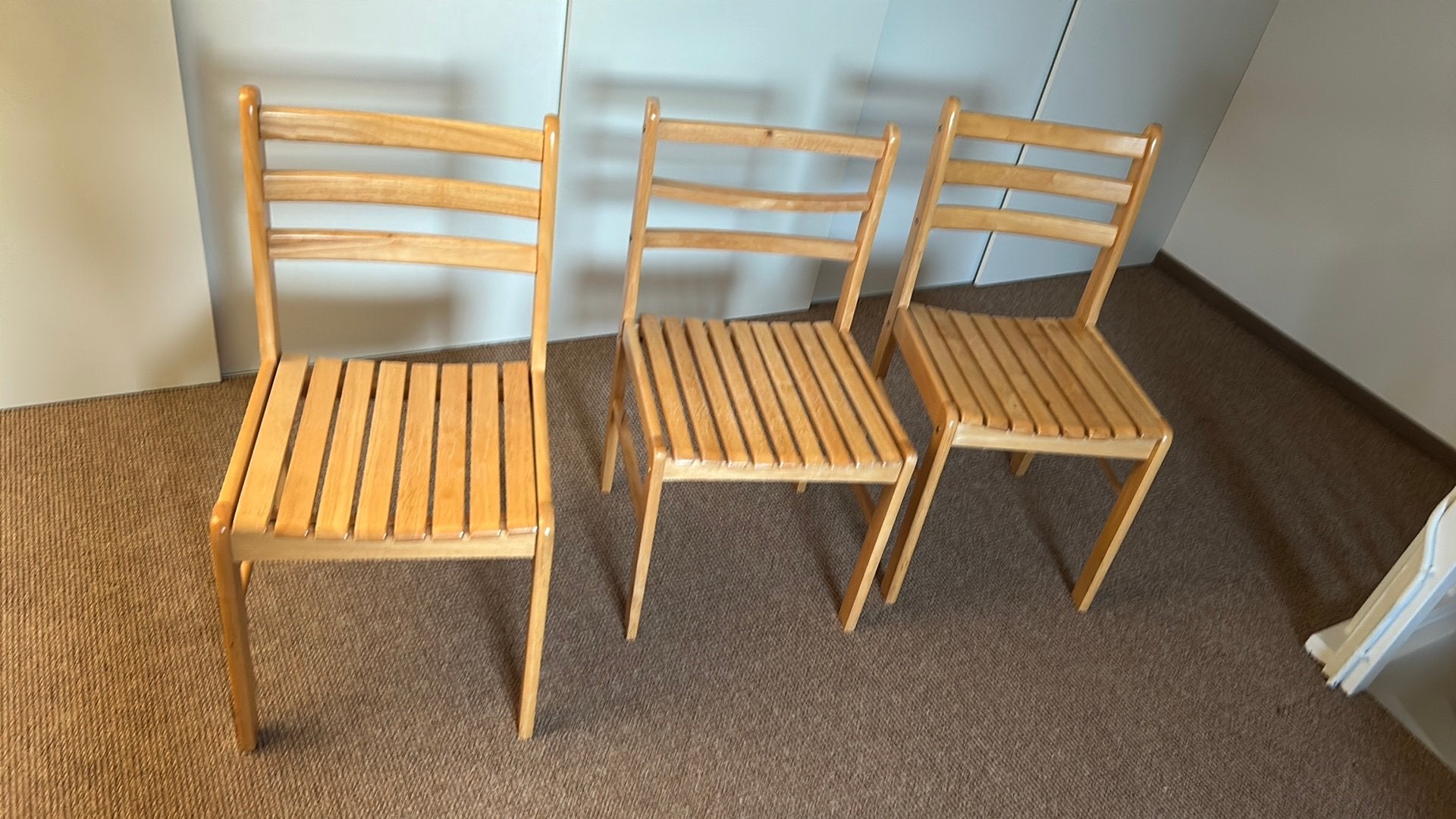 Drie grenen stoelen, Huis en Inrichting, Stoelen, Ophalen, Gebruikt, Hout, Drie