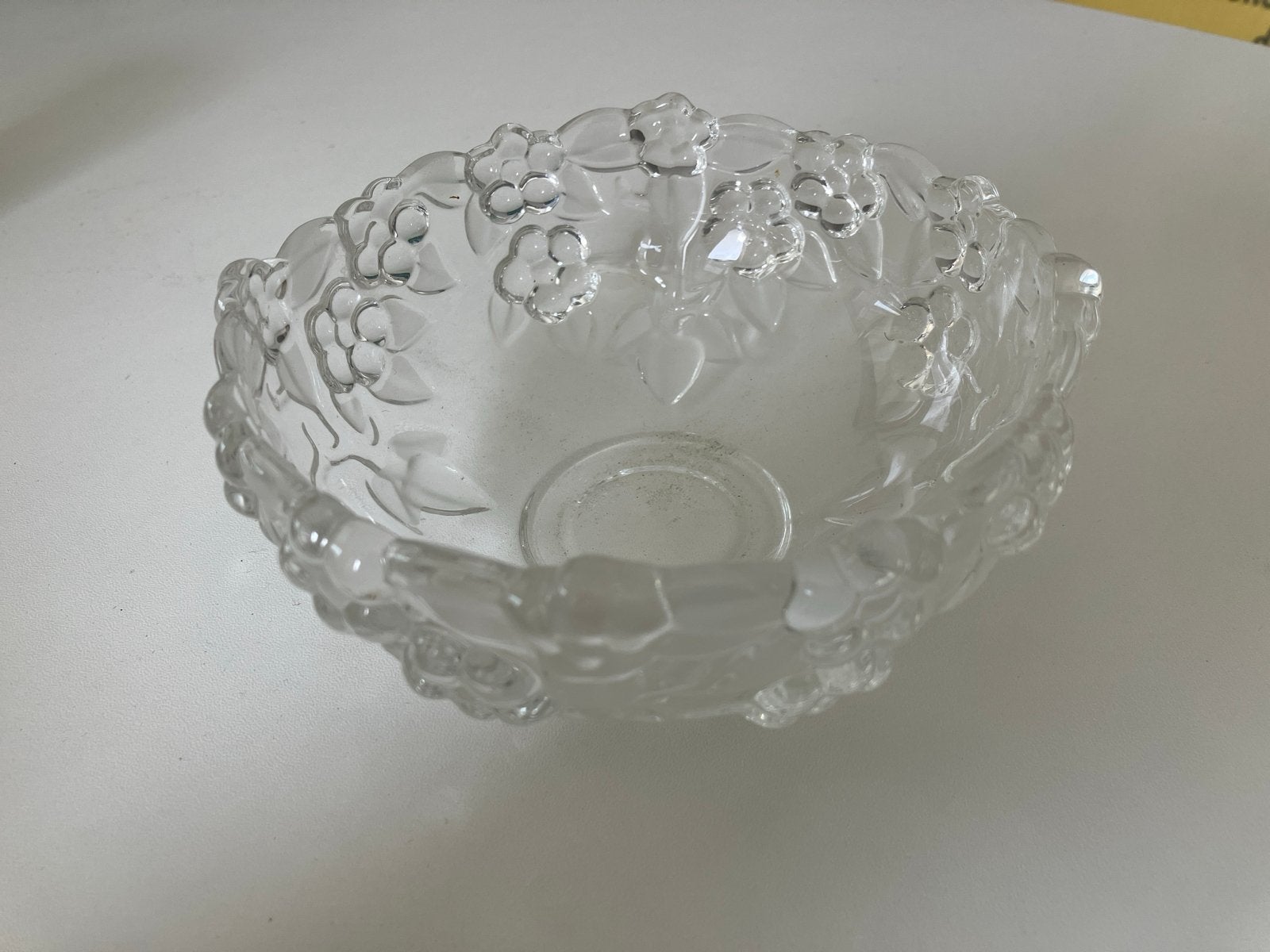 Glazen schaal met druivenmotief, Ophalen of Verzenden