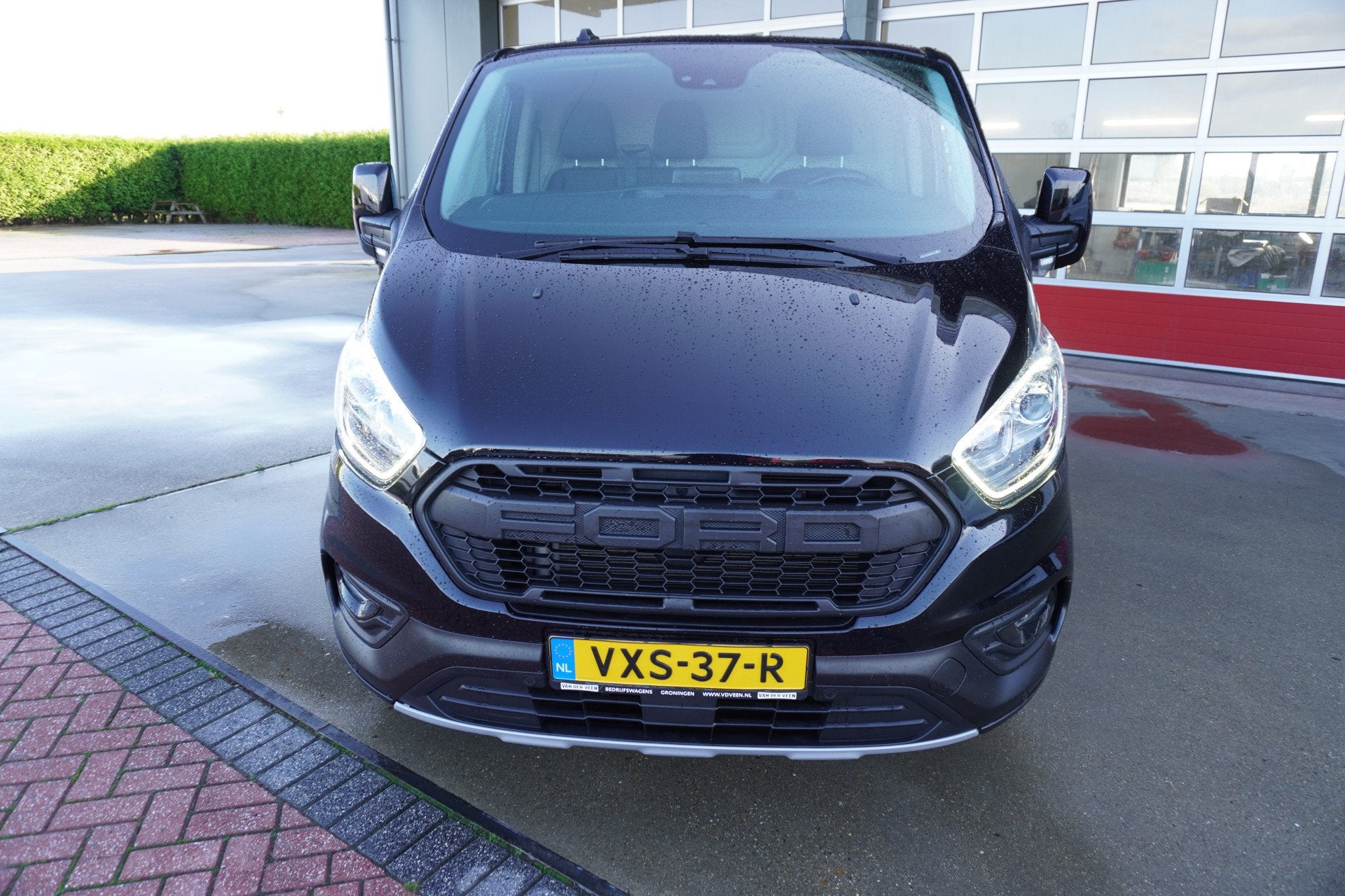 Ford Transit Custom 300 2.0 TDCI 130pk L1H1 Trail nr. V077 |, Auto's, Bestelauto's, Voorwielaandrijving, Euro 6, 4 cilinders, Zwart