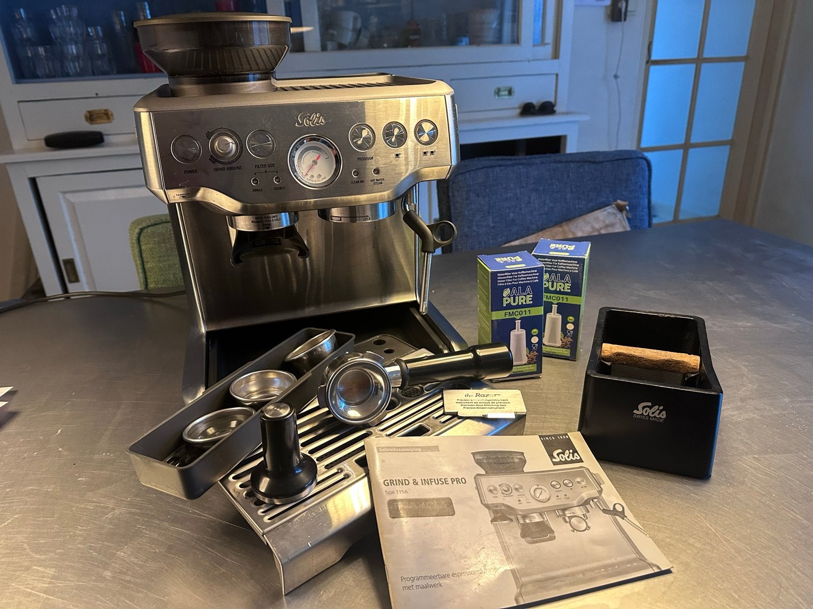 Solis Grind & Infuse Pro Espressomachine met accessoires, Stoompijpje, Espresso apparaat, Zo goed als nieuw, 2 tot 4 kopjes