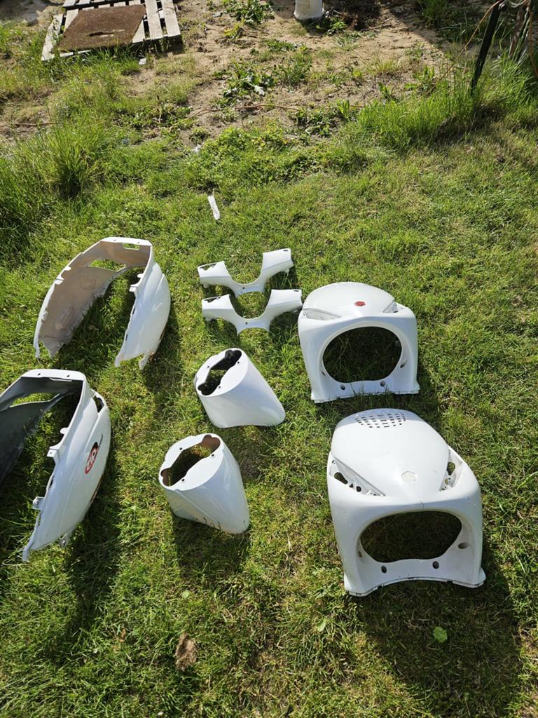 2x piaggio orgineel glans wit kappenset, Ophalen of Verzenden, Gebruikt, Kap, Piaggio