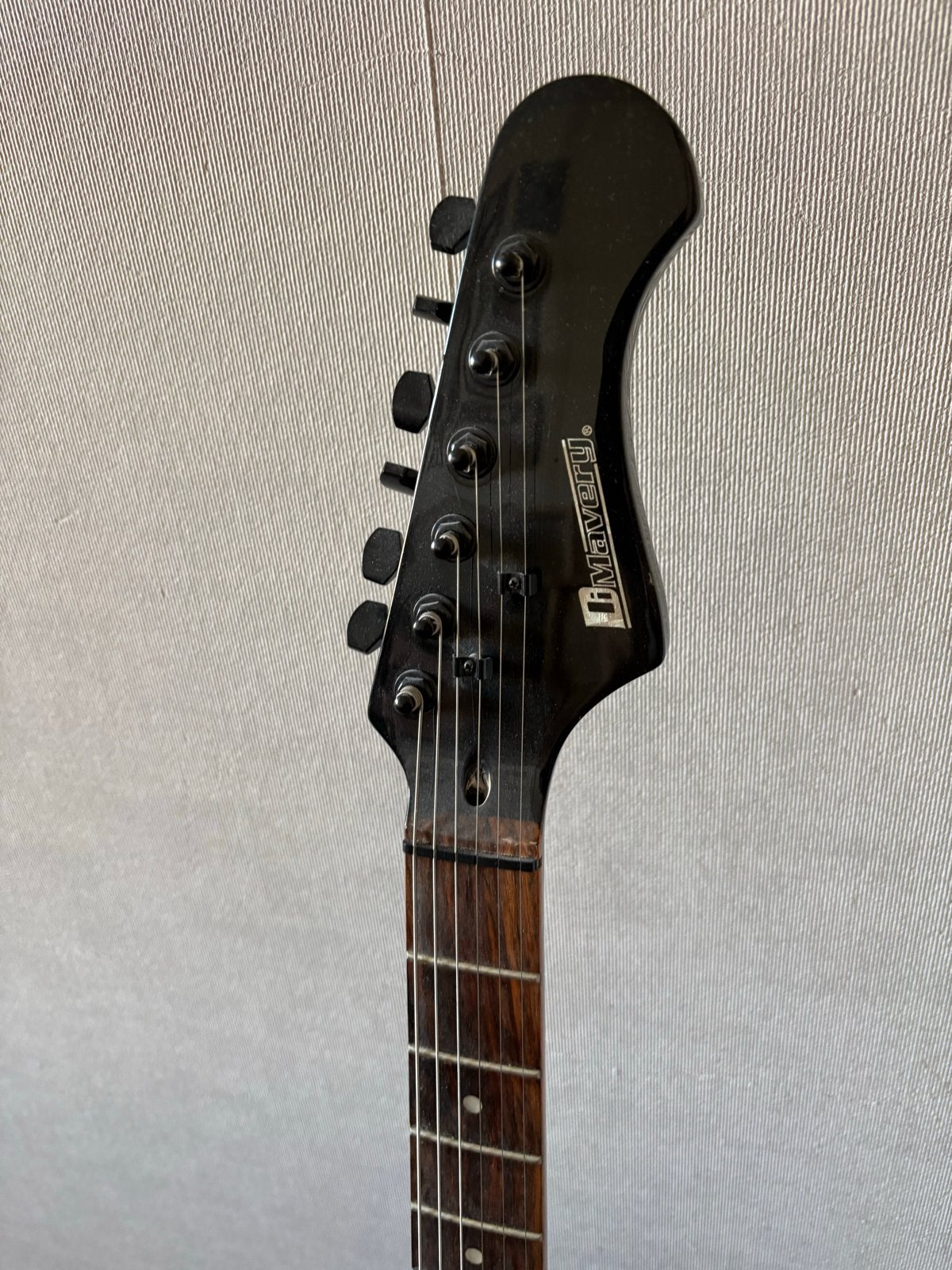 Zwarte Dimavery Solid Body Elektrische Gitaar + stand, Muziek en Instrumenten, Snaarinstrumenten | Gitaren | Elektrisch, Ophalen