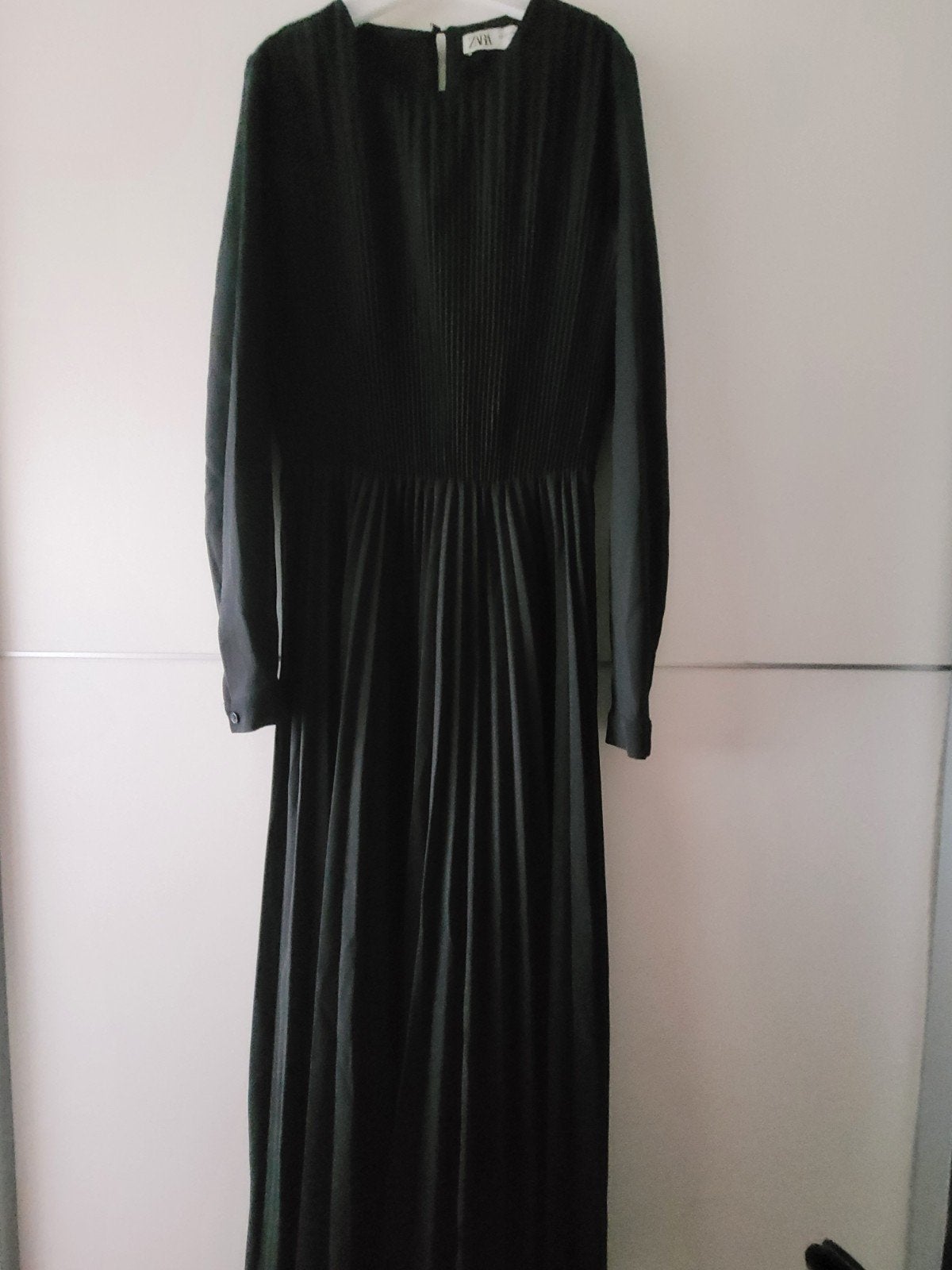 Zara zwarte lange jurk maat XS, Ophalen of Verzenden, Zo goed als nieuw, Maat 34 (XS) of kleiner, Onder de knie