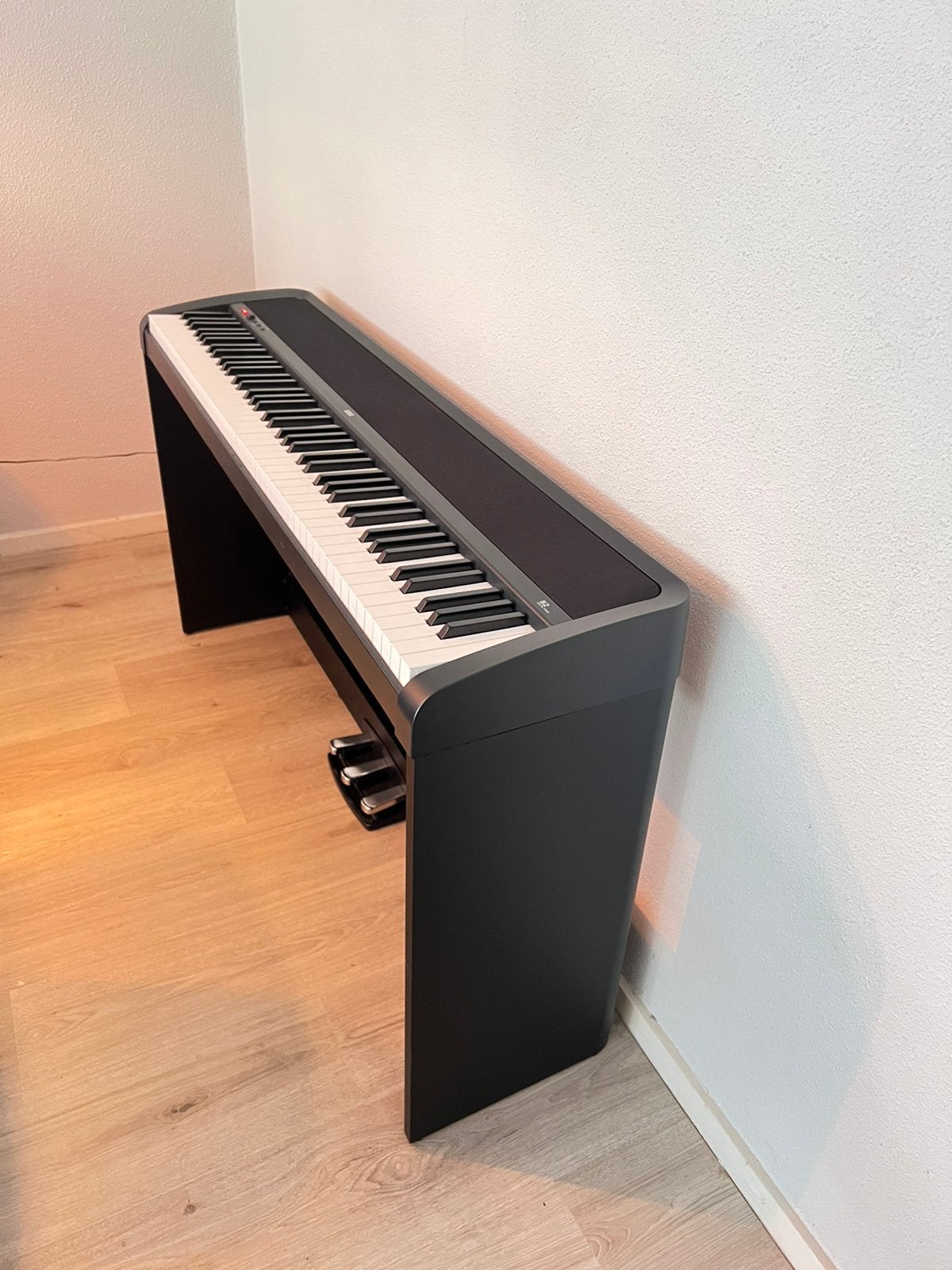 Korg B2SP-BK digitale piano – onderstel en 3 pedalen, Muziek en Instrumenten, Piano's, Ophalen, Zo goed als nieuw, Zwart