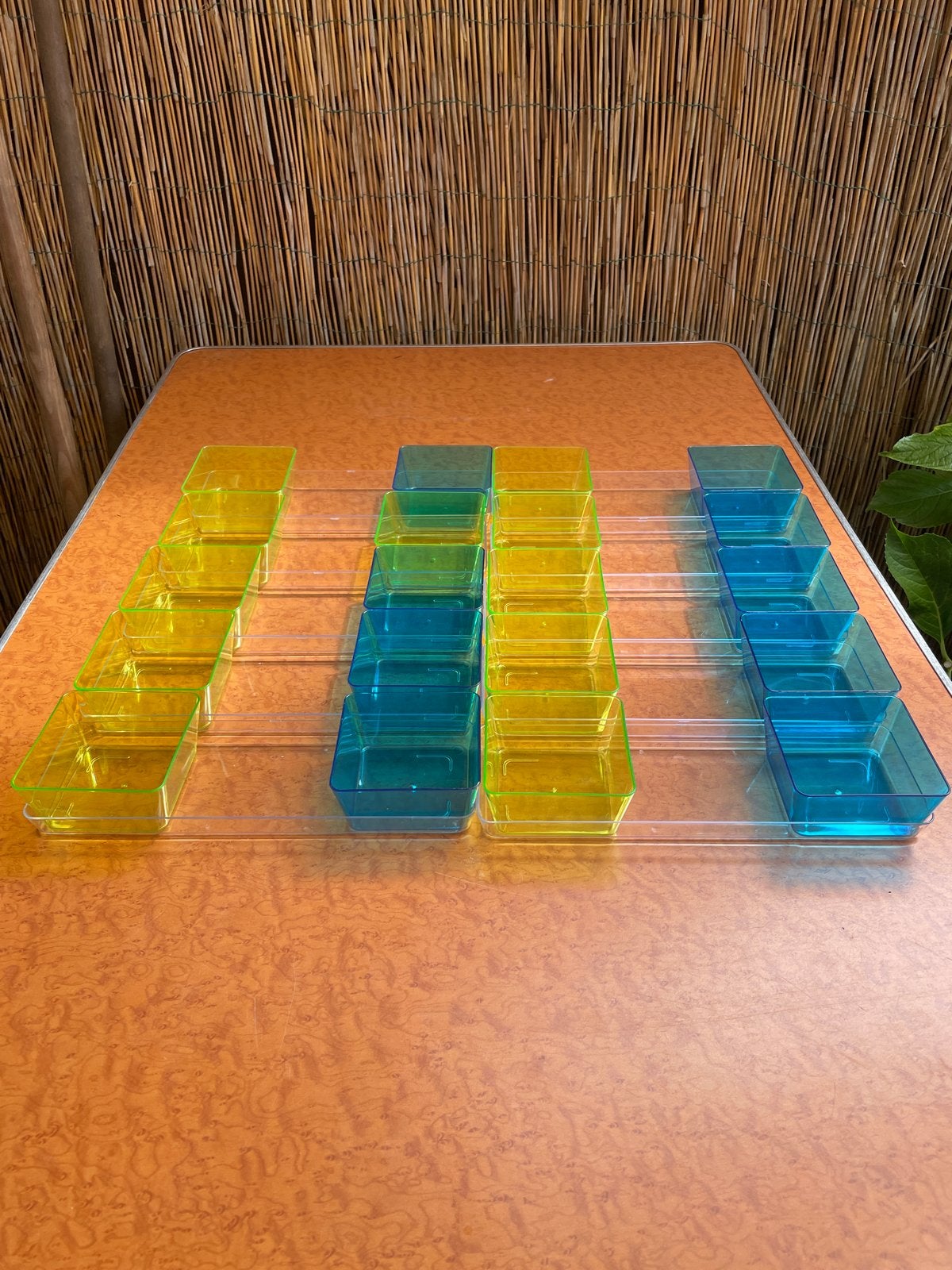 Opbergsysteem met gekleurde bakjes, Kunststof, Gebruikt, 100 tot 150 cm, Ophalen of Verzenden