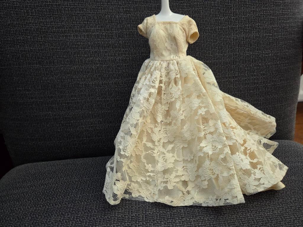vintage barbie clone halina wedding dress, Verzamelen, Poppen, Verzenden, Zo goed als nieuw, Kleertjes